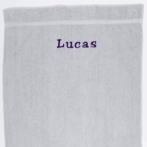 Håndklæde med navn - lysegrå 70 x 130 cm